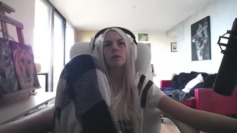 Snapshot of tinykylie chatting on 10.14.25 stage Kylie Sinner brand CLITBAIT online show from 10.14.25