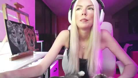 Snapshot of tinykylie chatting on 10.16.25 stage Kylie Sinner brand CLITBAIT online show from 10.16.25