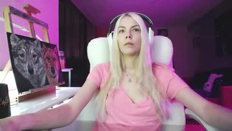 Snapshot of tinykylie chatting on 10.17.25 stage Kylie Sinner brand CLITBAIT online show from 10.17.25