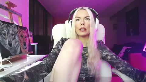 Snapshot of tinykylie chatting on 10.18.25 stage Kylie Sinner brand CLITBAIT online show from 10.18.25