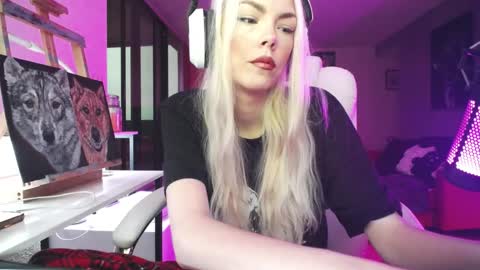 Snapshot of tinykylie chatting on 10.19.25 stage Kylie Sinner brand CLITBAIT online show from 10.19.25