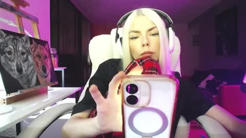 Snapshot of tinykylie chatting on 10.19.25 stage Kylie Sinner brand CLITBAIT online show from 10.19.25