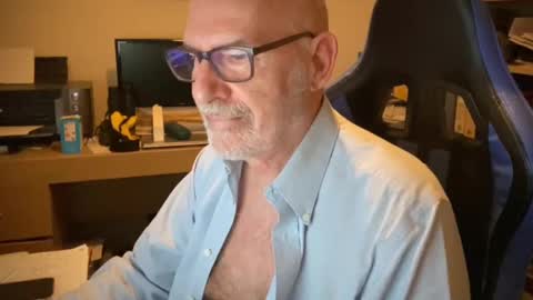 Snapshot of togbear chatting on 02.24.25 Togbear online show from 02.24.25