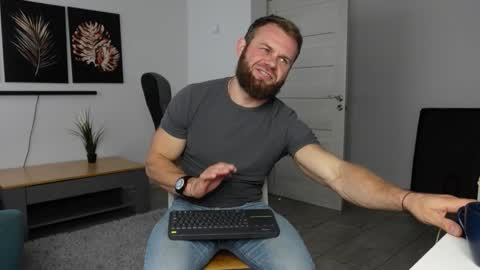 Snapshot of tommy_burnzzz chatting on 10.08.25 tommy burnzzz online show from 10.08.25