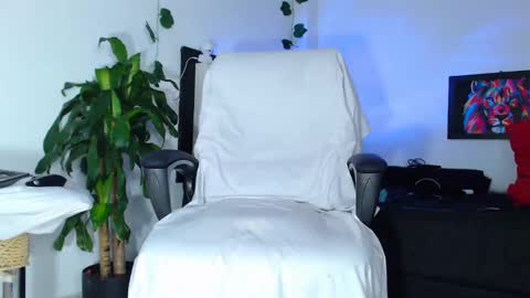 Snapshot of tommy_hotguy chatting on 12.11.24 tommy online show from 12.11.24