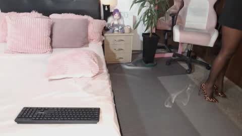 Snapshot of traci_lords20 chatting on 12.19.24 Traci online show from 12.19.24