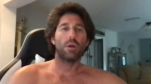 Snapshot of traviskenn chatting on 10.28.25 TravisKenn online show from 10.28.25