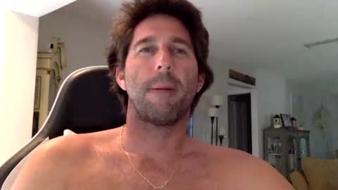 Snapshot of traviskenn chatting on 11.04.25 TravisKenn online show from 11.04.25