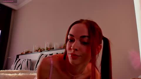 Snapshot of under_the_skin chatting on 02.24.25 Under The Skin online show from 02.24.25