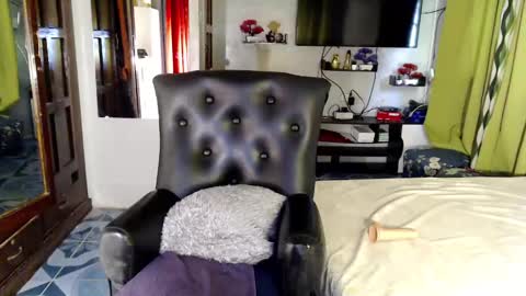 Snapshot of ur_majestyqueen_angelaxxx chatting on 12.16.24 QUEEN ANGELA online show from 12.16.24