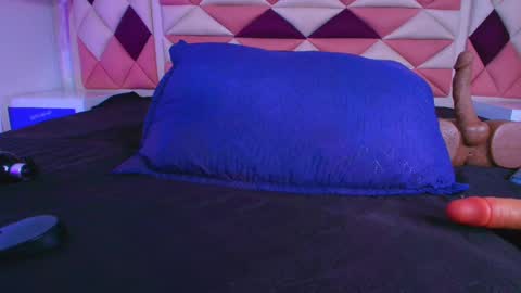 Snapshot of vale_castro1 chatting on 09.22.25 Valentina online show from 09.22.25