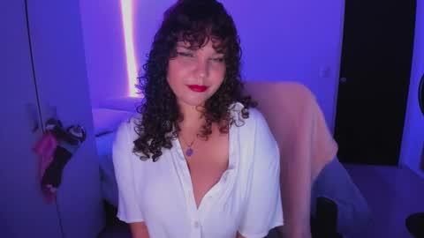 Snapshot of valen_smile_ chatting on 12.22.24 valen_smile_ online show from 12.22.24