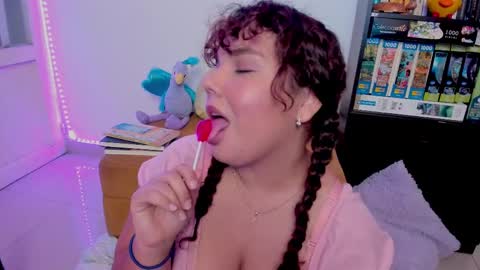 Snapshot of valen_smile_ chatting on 02.11.25 valen_smile_ online show from 02.11.25