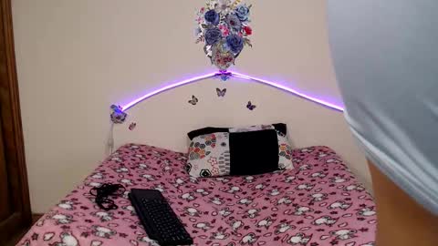 Snapshot of valeryxs1 chatting on 10.28.25 Angelyxs online show from 10.28.25