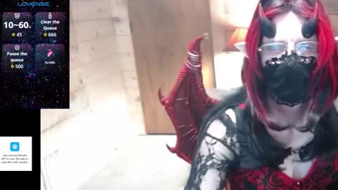 Snapshot of valhanna_ chatting on 11.05.25 Valhanna online show from 11.05.25