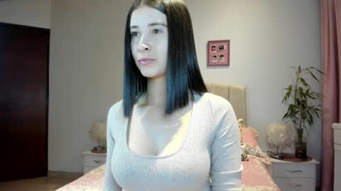 Snapshot of vallejo_macarena chatting on 10.27.25 Macarena online show from 10.27.25