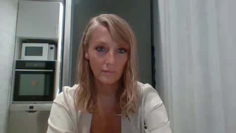 Snapshot of veessa chatting on 09.27.25 Veessa online show from 09.27.25