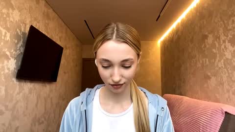 Snapshot of velvethonerkamp chatting on 11.15.25 Nika online show from 11.15.25