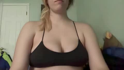 Snapshot of velvetvixen124 chatting on 11.04.25 velvetvixen124 online show from 11.04.25