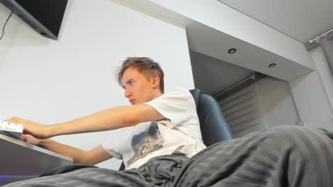 Snapshot of vibemygirl chatting on 01.31.25 vibemygirl online show from 01.31.25