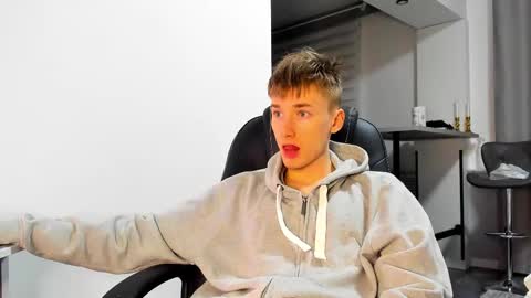 Snapshot of vibemygirl chatting on 03.05.25 vibemygirl online show from 03.05.25