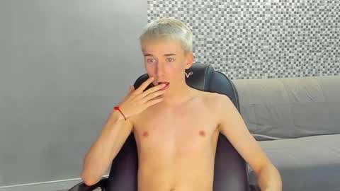 Snapshot of vibemygirl chatting on 09.11.25 vibemygirl online show from 09.11.25