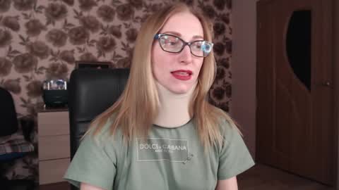 Snapshot of vikaericka chatting on 02.13.25 Vika online show from 02.13.25