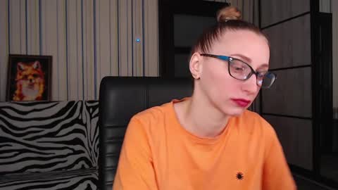 Snapshot of vikaericka chatting on 02.22.25 Vika online show from 02.22.25