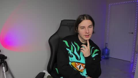 Snapshot of vincent__strong chatting on 12.18.24 Vincent Strong online show from 12.18.24