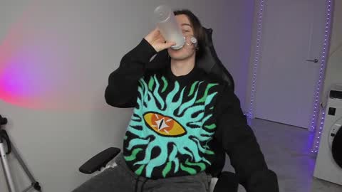 Snapshot of vincent__strong chatting on 12.22.24 Vincent Strong online show from 12.22.24