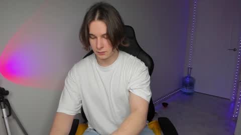 Snapshot of vincent__strong chatting on 12.28.24 Vincent Strong online show from 12.28.24