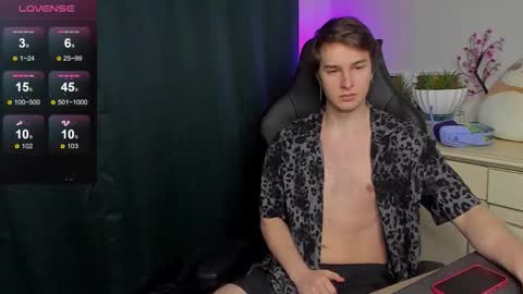 Snapshot of vincent__strong chatting on 09.28.25 Vincent Strong online show from 09.28.25