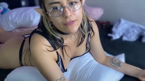 Snapshot of violet_hentai01 chatting on 03.06.25 Violete Hentai01 online show from 03.06.25