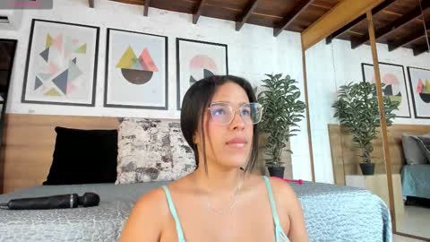 violetarossi1 online show from 10.24.25