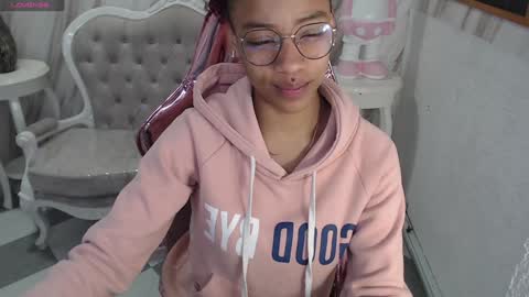 Snapshot of violeth_b chatting on 01.03.25 violeth_b online show from 01.03.25