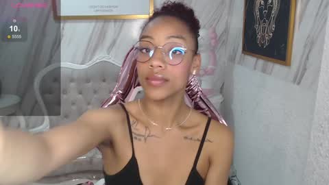 Snapshot of violeth_b chatting on 01.10.25 violeth_b online show from 01.10.25