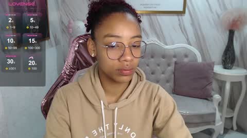 Snapshot of violeth_b chatting on 01.14.25 violeth_b online show from 01.14.25