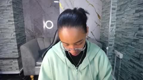 Snapshot of violeth_b chatting on 10.13.25 violeth_b online show from 10.13.25