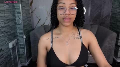 Snapshot of violeth_b chatting on 10.14.25 violeth_b online show from 10.14.25