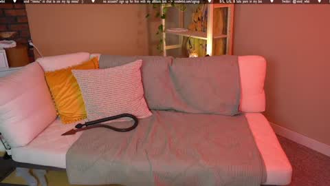 Snapshot of vivid_whit chatting on 10.10.25 Whitney online show from 10.10.25