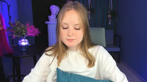 Snapshot of vivienleeigh chatting on 12.18.24 Vivien online show from 12.18.24