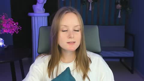 Snapshot of vivienleeigh chatting on 12.18.24 Vivien online show from 12.18.24