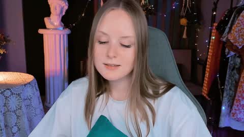 Snapshot of vivienleeigh chatting on 12.28.24 Vivien online show from 12.28.24