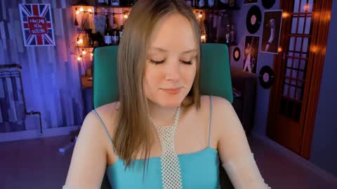 Snapshot of vivienleeigh chatting on 12.30.24 Vivien online show from 12.30.24