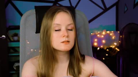 Snapshot of vivienleeigh chatting on 01.19.25 Vivien online show from 01.19.25