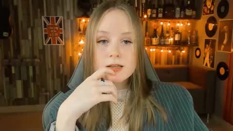 Snapshot of vivienleeigh chatting on 02.20.25 Vivien online show from 02.20.25