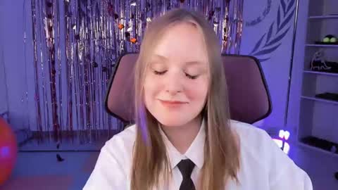 Snapshot of vivienleeigh chatting on 03.07.25 Vivien online show from 03.07.25