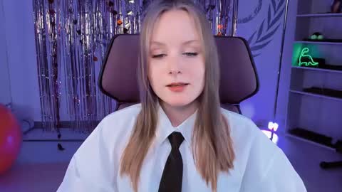 Snapshot of vivienleeigh chatting on 03.08.25 Vivien online show from 03.08.25