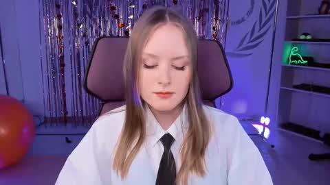 Snapshot of vivienleeigh chatting on 03.09.25 Vivien online show from 03.09.25