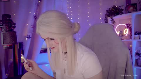 Snapshot of vronnier chatting on 09.14.25 vronnier online show from 09.14.25